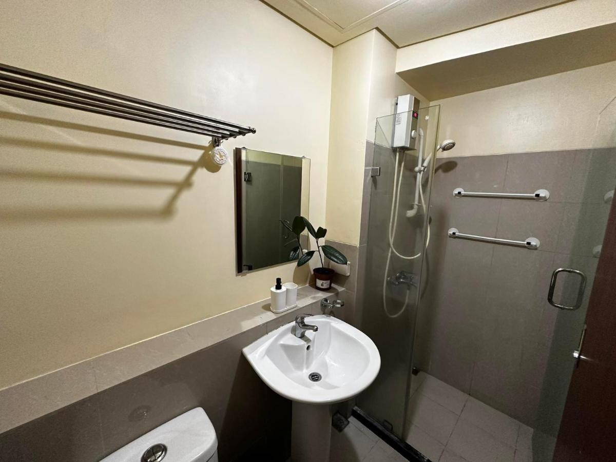 Modern Condo Living In Makati Манила Экстерьер фото
