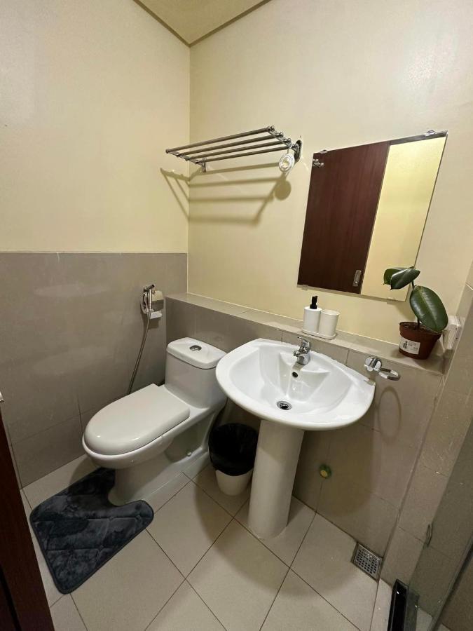 Modern Condo Living In Makati Манила Экстерьер фото