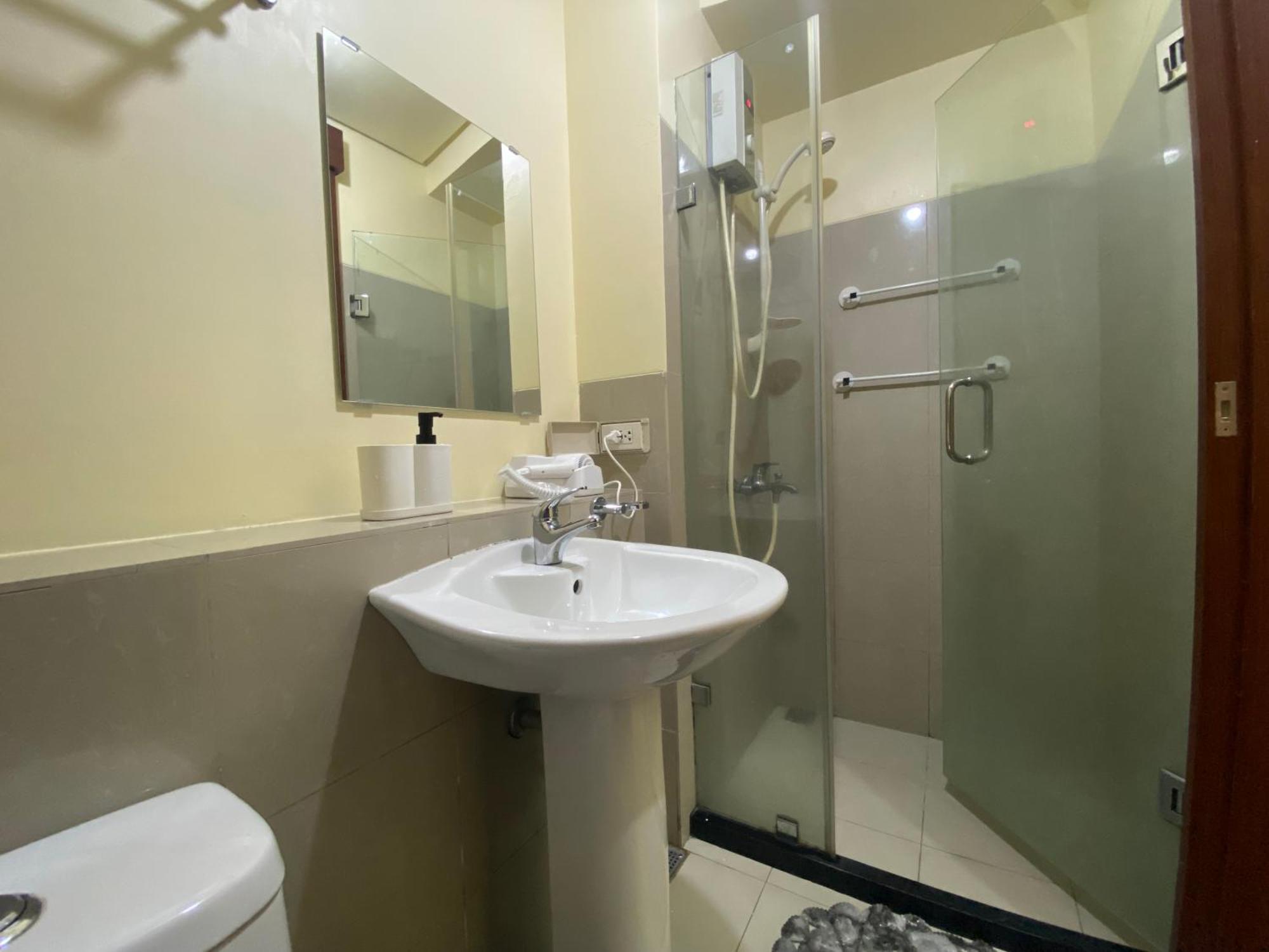 Modern Condo Living In Makati Манила Экстерьер фото