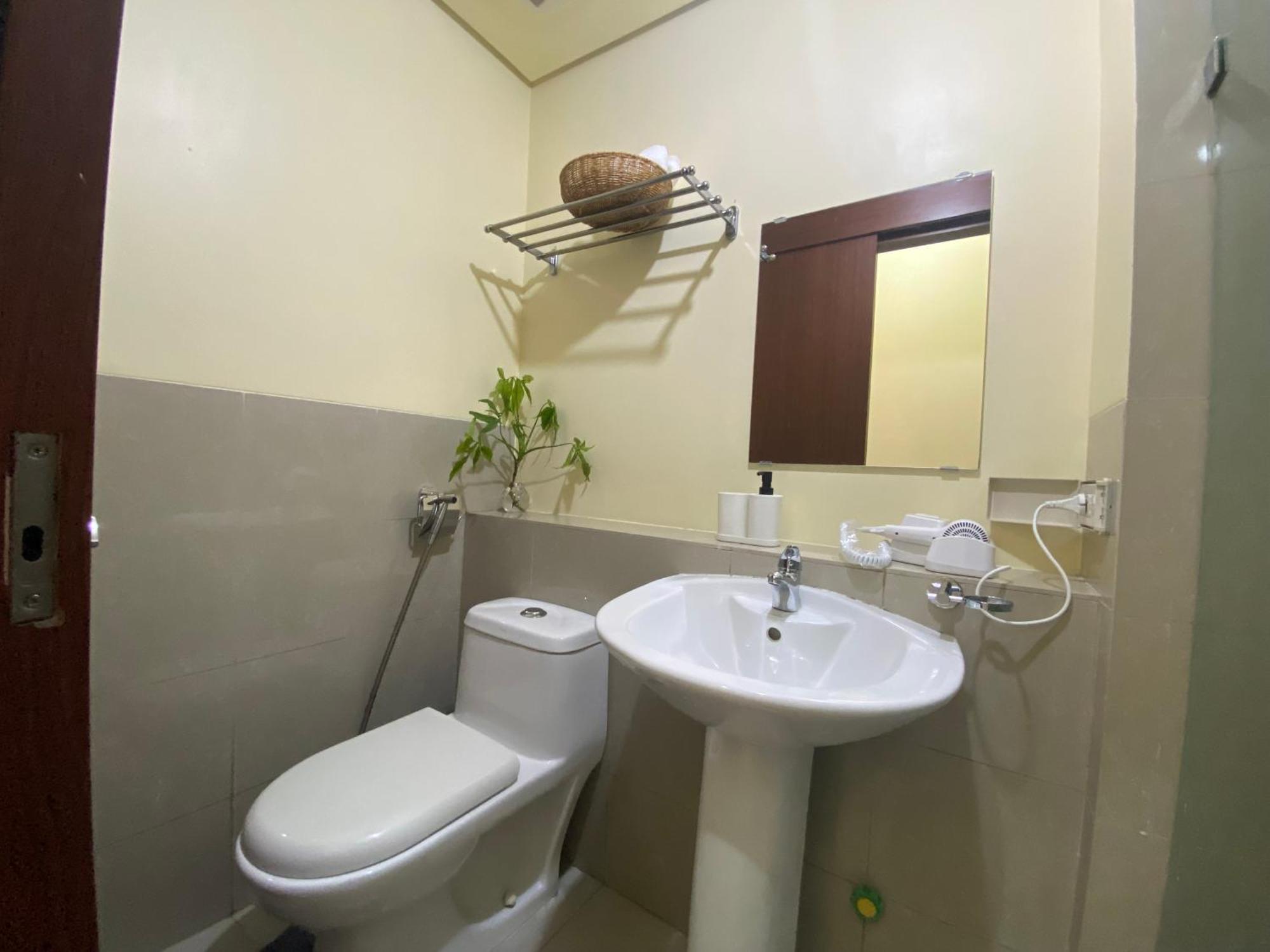 Modern Condo Living In Makati Манила Экстерьер фото